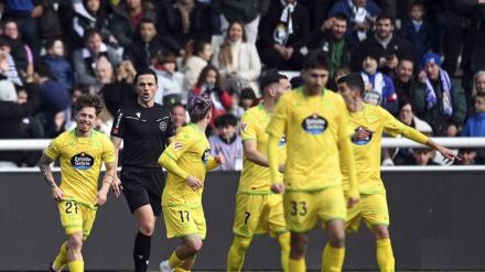 Los futbolistas de Las Palmas celebran el gol de la victoria contra el Burgos.