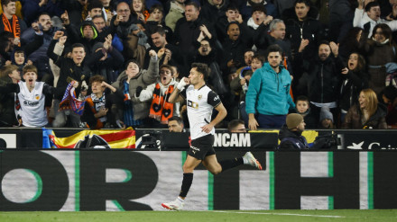 Hugo Duro celebra el gol en el Valencia - Real Sociedad