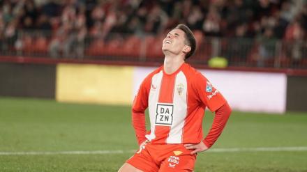 Sergio Arribas se lamenta durante el Almería - Huesca.
