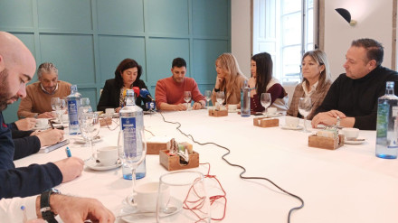 La portavoz municipal del Partido Popular en Lugo, Elena Candia, atiende a los medios de comunicación