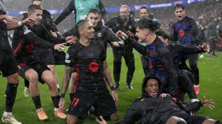 El Barcelona celebra el gol de Raphinha ante el Benfica