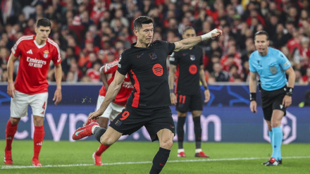 Lewandowski marca de penalti en el Benfica - Barcelona