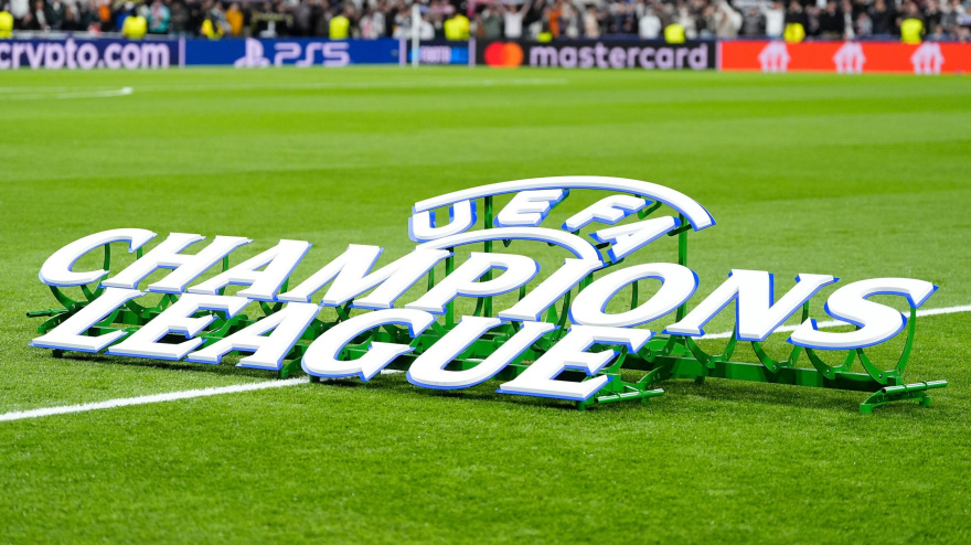 Logo de la UEFA sobre el césped del estadio Santiago Bernabéu.