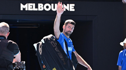 Djokovic se retira de la Rod Laver Arena después de su lesión.
