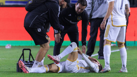 Riqui Puig, en el partido que se lesiono de la rodilla