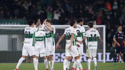 Los futbolistas del Elche celebran la victoria contra el Eibar.
