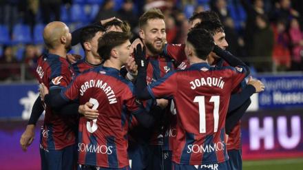 Los jugadores del Huesca celebran un gol contra el Cartagena.