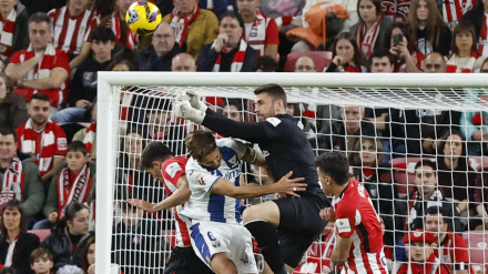 Unai Simón despeja un centro en el Athletic - Leganés.