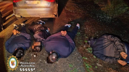 Cuatro detenidos con útiles para el 'petaqueo' tras una persecución por la AP4 desde Puerto Real a Jerez.Agentes de la Policía Local de Puerto Real (Cádiz) y de la Policía Nacional han interceptado un vehículo ocupado por cuatro individuos, con antecedentes por tráfico de drogas y que estaban en posesión de útiles usados para el 'petaqueo' de gasolina a narcolanchas, tras una persecución que se inició en esta localidad gaditana y que terminó en Jerez de la Frontera.POLITICA AYUNTAMIENTO DE PUERTO REAL