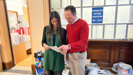 Mar Carballas e Javier Vázquez Castro diante do local do Partido Popular no Concello de Lugo