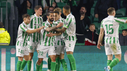 Isco celebra con sus compañeros el 1-0 del Betis contra el Athletic