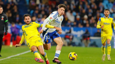 Chust arrrebata un balón a Liso durante el Zaragoza - Cádiz.