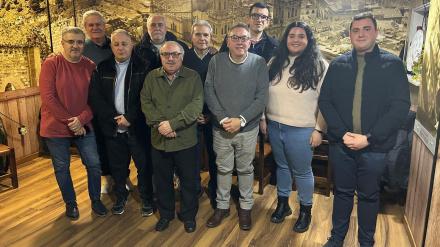 Manuel Conteras con los componentes de su nueva junta directiva