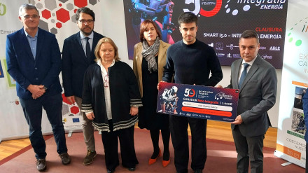 Andrés Baraz, gerente de Integralia entrega uno de los premios Smarti 5.0