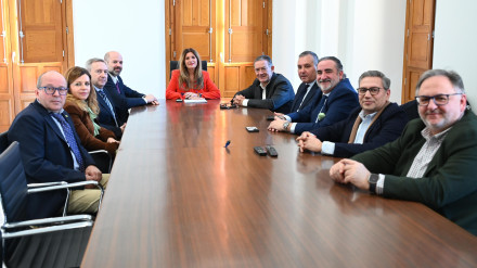 El Ayuntamiento se reúne con la multinacional FMG en torno a su implantación en el antiguo polvorín de Vadollano