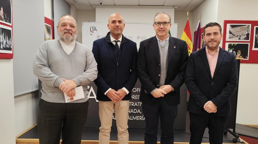 José María Cano, ganador de un sorteo realizado durante la comida de Navidad del colectivo, muestra sí su compromiso solidario y el de sus compañeros de profesión con los más necesitados