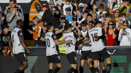 Mosquera celebra con sus compañeros el 1-0 del Valencia contra el Leganés.