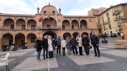 Comerciantes de la calle Nogalte afectados por el cambio del desfile acompañados por ediles del PSOE