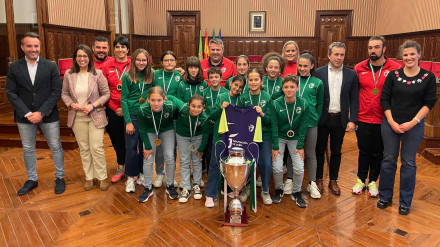 El fútbol como escuela de valores: África Colomo celebra el triunfo de la Selección Femenina Alevín de Jaén