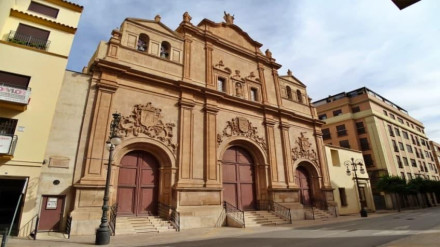 Fachada de la iglesia de El Carmen con el módulo que ocupará el nuevo museo a la derecha de la imagen