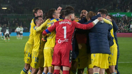Los jugadores del Cádiz celebran la victoria contra el Racing de Santander.