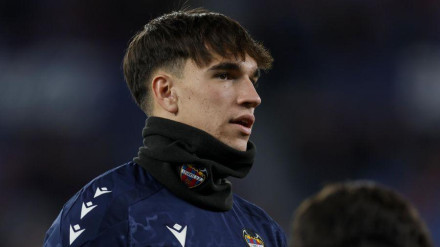 Espí, en la zona de suplentes en un partido de esta temporada