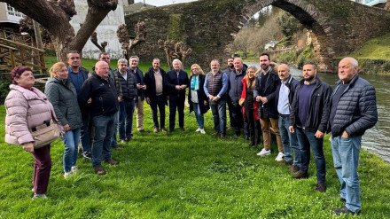 Representantes del PP de Asturias y de Galicia se reunieron en Navia para reclamar que se retome el proyecto de esta senda cicloturística