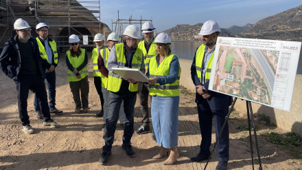 La alcaldesa de Cartagena, Noelia Arroyo en la visita a las obras de la batería de San Leandro