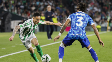 Antony intenta superar a un rival con un regate en el Betis - Gent.