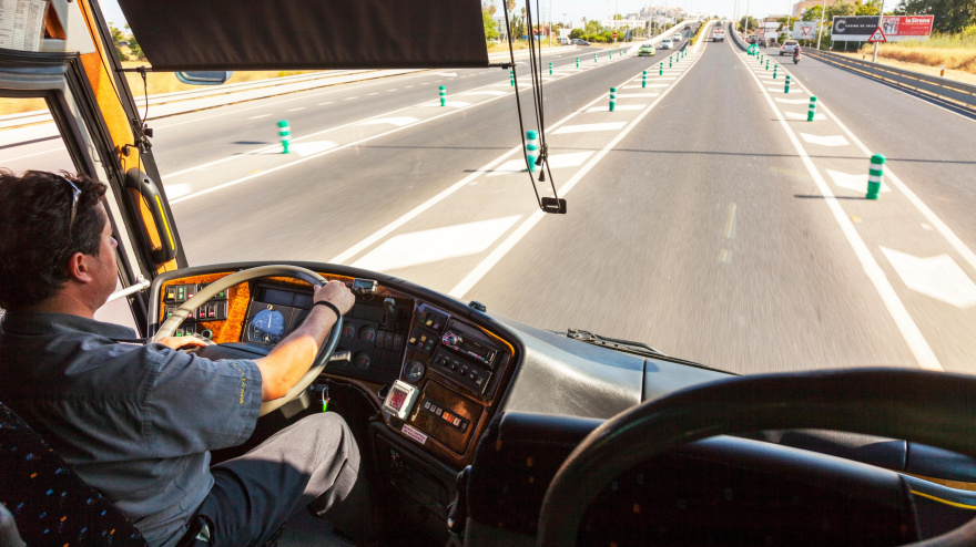 Viaja en autobús a Madrid y lo que hace el conductor al arrancar sorprende a los pasajeros: "Agarren el volante"