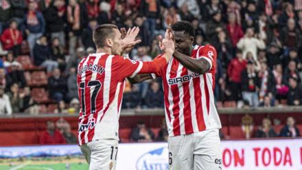Caicedo celebra con Dubasin el gol del empate del Sporting.