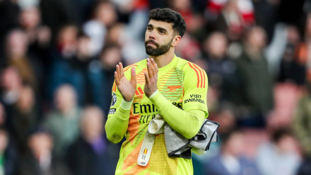 David Raya jugando con el Arsenal