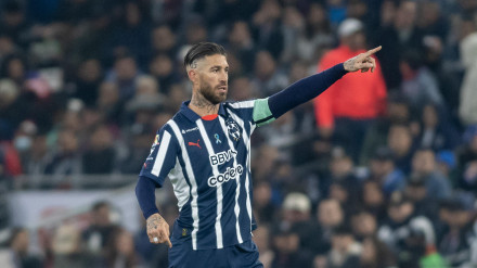 Sergio Ramos da indicaciones en su debut como jugador del Monterrey mexicano.