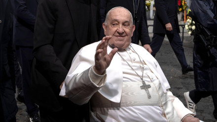 El Papa Francisco rinde el tradicional homenaje a la estatua de la Inmaculada Concepción en la Plaza de España de Roma