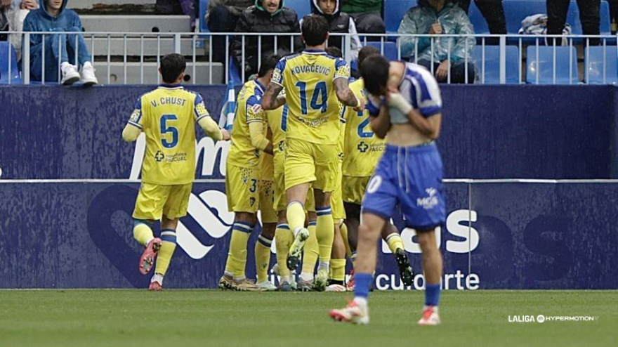 Los jugadores del Cádiz celebran un gol contra el Málaga.