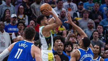 Haliburton lanzando el triple milagroso