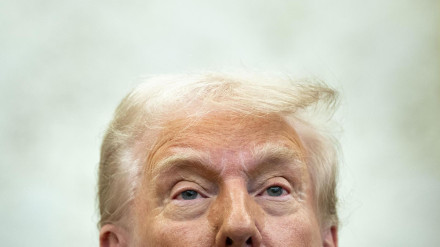 El presidente de Estados Unidos, Donald Trump, observa durante una reunión con el Taoiseach de Irlanda, Micheal Martin, en la Oficina Oval de la Casa Blanca en Washington, DC, EE. UU., el 12 de marzo de 2025.