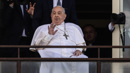 El Papa Francisco saluda desde el Hospital Gemelli donde ha estado ingresado 37 días