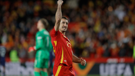Mikel Oyarzabal celebra el primer gol de España a Países Bajos en Mestalla, desde el punto de penalti
