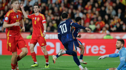 Depay y Maatsen celebran el empate a dos de Países Bajos a España en Mestalla