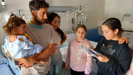Por tercer año los alumnos del "Reina Fabiola" de Motril leen poesía a los niños hospitalizados
