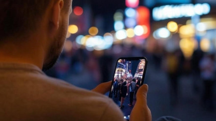 Hombre revisando el móvil