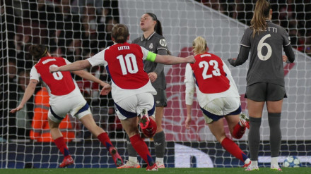 Las jugadoras del Arsenal celebran la clasificación tras ganar al Real Madrid