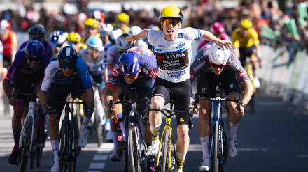 El británico Matthew Brennan, del Team Visma, se impone al sprint la quinta etapa.