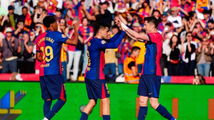 Los jugadores del Barcelona celebran con Lewandowski el tercer gol ante el Girona