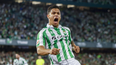 El Cucho Hernández celebra el gol en el Betis - Sevilla