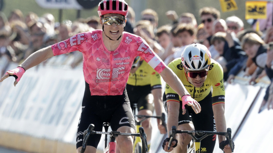 Neilson Powless celebra la victoria tras imponerse a los 3 Visma al sprint.