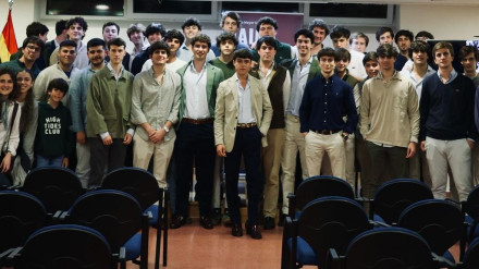 Jarocho junto a los alumnos del Colegio Mayor Jaime del Amo