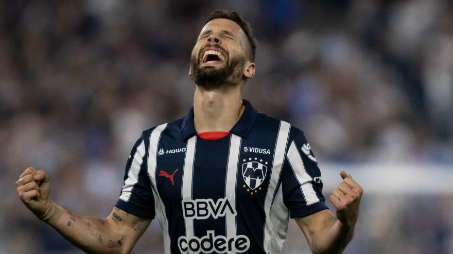 Sergio Canales celebra un gol con la camiseta de Rayados de Monterrey.