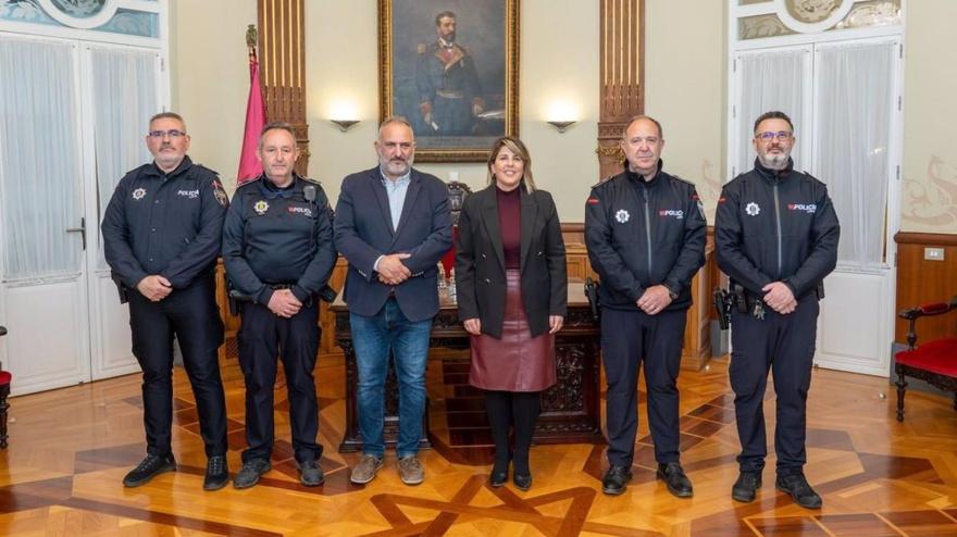 La alcaldesa con los nuevos comisarios en prácticasAYUNTAMIENTO DE CARTAGENA